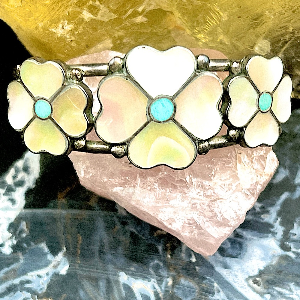 Gorgeous Vintage Native American Zuni Artist Signed Flower Inlay Cuff